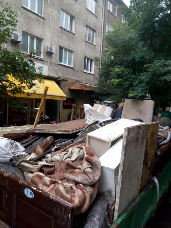 Изхвърляне на отпадъци (обект в централната част на София)