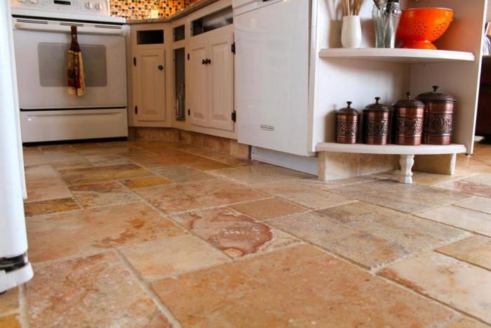 Плюсове на пода от естествен камък в кухнята