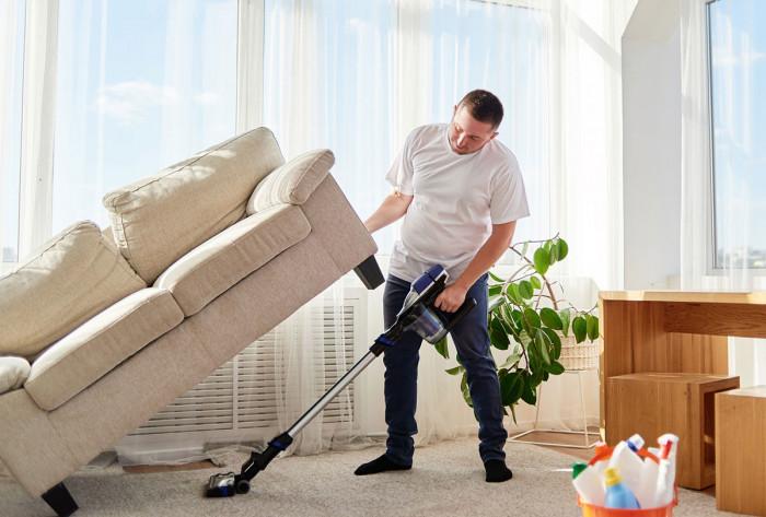 Почистете мебелите и килимите