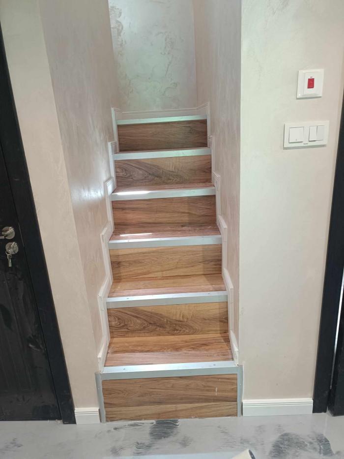 Перлена мазилка и ламиниран паркет по стъпала