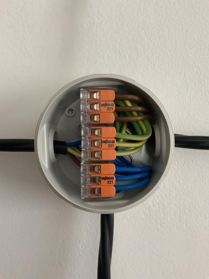 Разклонителна/разпределителна кутия за контакти