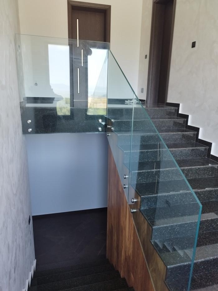 Стъклен парапет