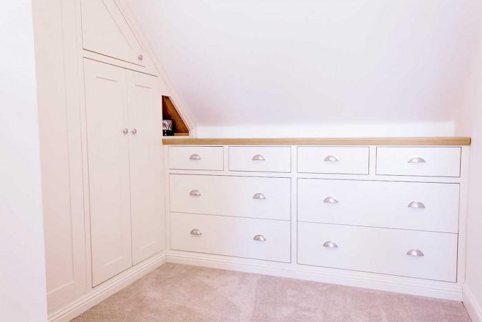 Създаване на скрит гардероб в неочаквани пространства