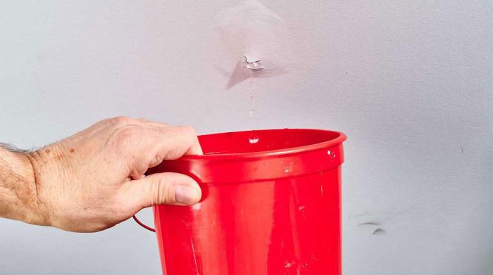 Теч от съседа: какво да направим, преди да повикаме застрахователя