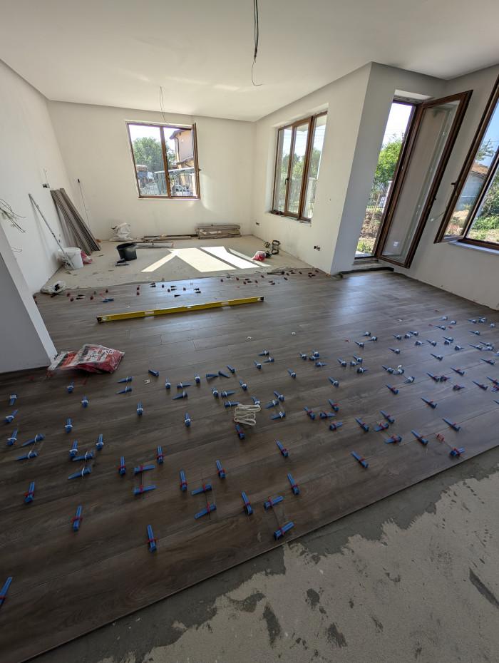 Плочки в дневна и кухня