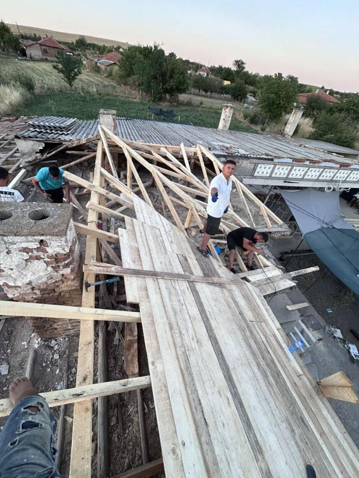 С екипа ми изграждаме нова конструкция по тази къща