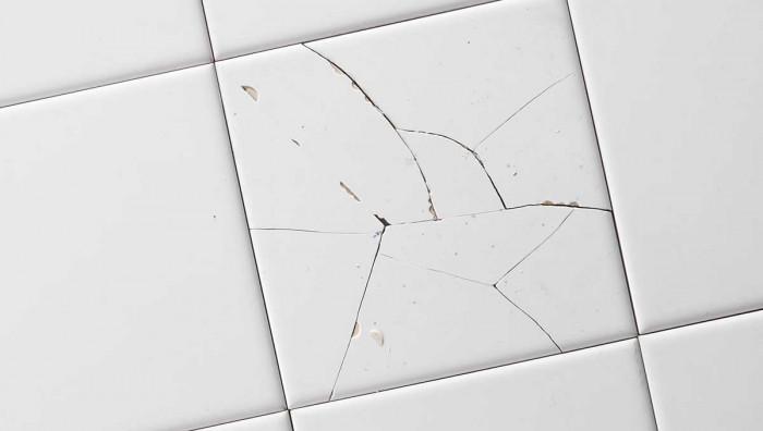 Счупена фуга в банята – защо не трябва да я оставяш за „по-късно