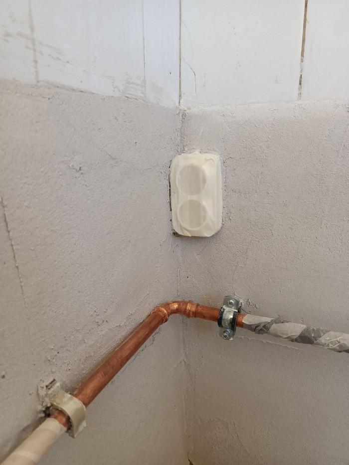 монтаж на външен контакт и измазване на стената около него