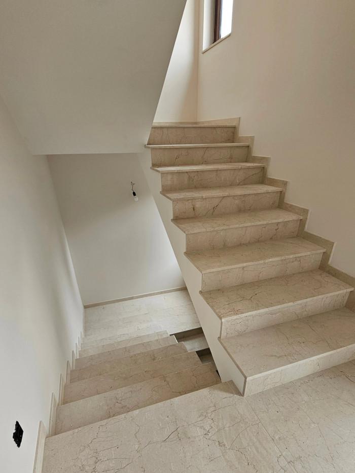 между етажите