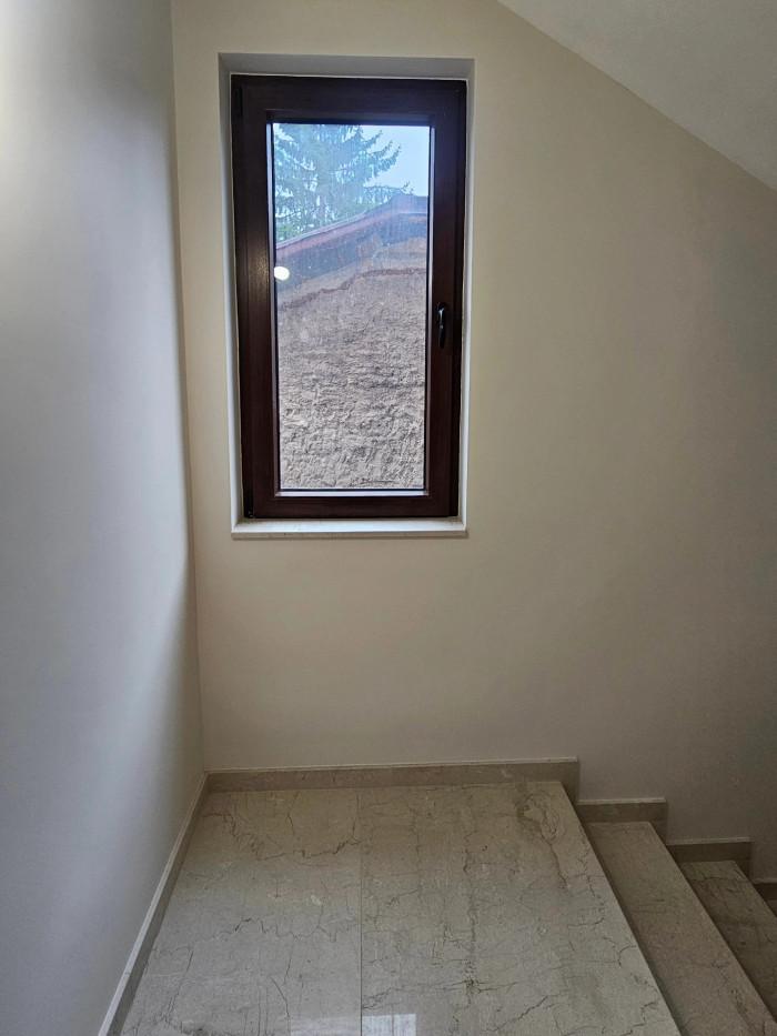 междинна площадка с прозорец