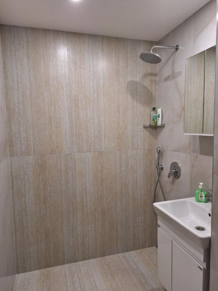 Завършена баня – плочки 120×60 и линеен сифон