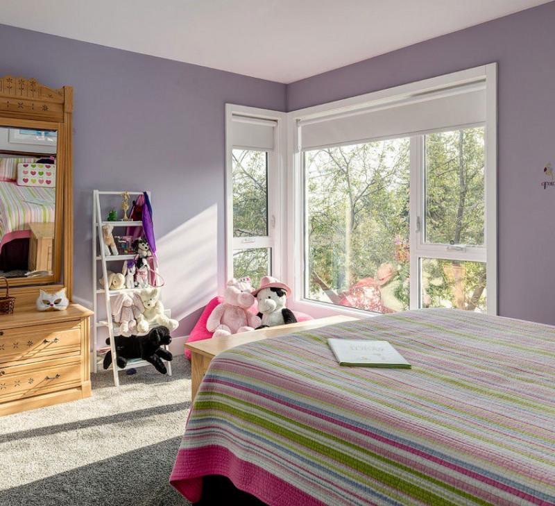 Детска стая, оцветена в лилаво