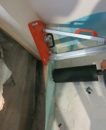 В трегер близо до тавана на ъгъл с прозорец.