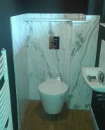 Тоалетна с мраморна стена