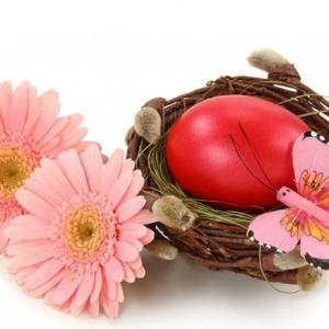 Първото яйце боядисайте червено