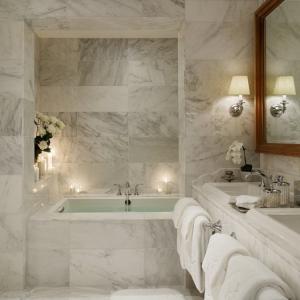 Романтична мраморна баня в бяло