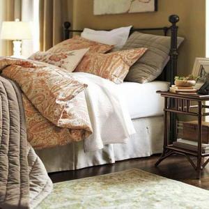 Нощна масичка с олекотен дизайн