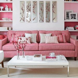 Дневна с розови мебели