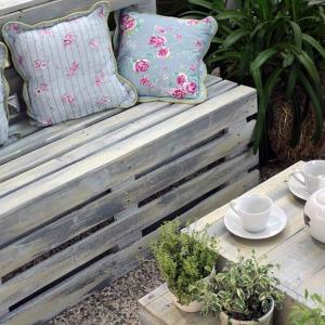 Ефектните масивни мебели не са подходящи за малката градина