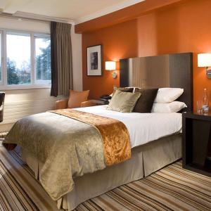 Очарователна спалня с изумителни акценти в оранжево