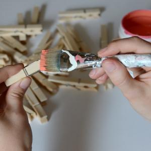 Първа стъпка: Боядисайте щипките!