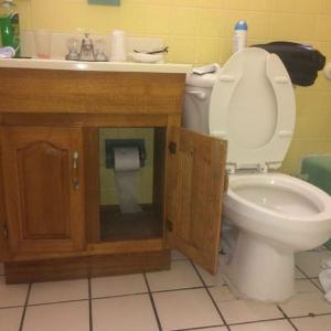 Удобно шкафче за тоалетна хартия