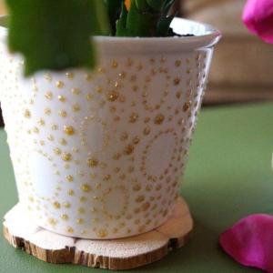 Използвайте релефна боя за саксиите си