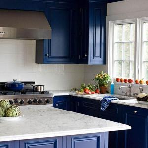 Сини и зелени шкафове в кухнята
