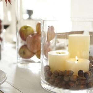 За финал декорирайте със свежи цветя или уникални свещници