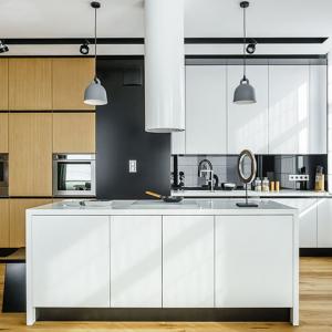 Кухнята се отличава с елегантен и изчистен дизайн