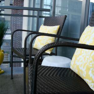 Удобен стол и дискретна декорация