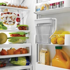 Дръжте бутилка с вода в хладилника