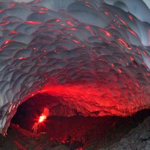 Ледена пещера в Камчатка, Русия