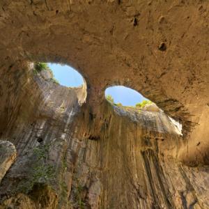 Проходна пещера Очите на Бога, България