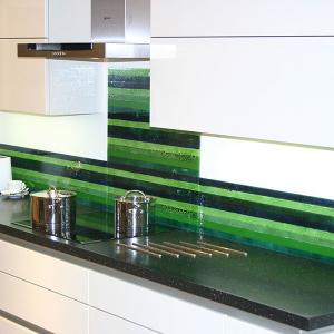 Приложете стъклото и към кухненския гръб