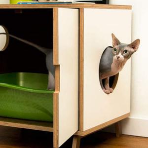 Затворете котешката тоалетна в закачлив шкаф