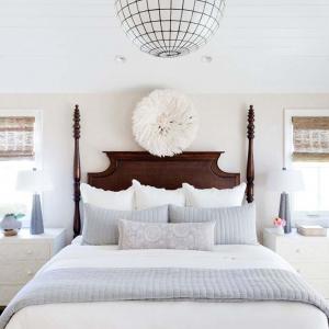 Бяла спалня с дъх на море и слънчево докосване