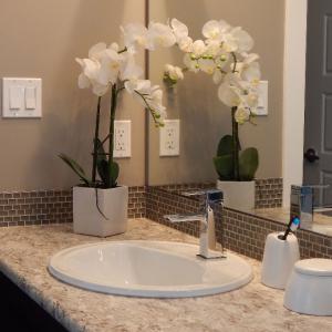 Голяма сцена за пеещите в банята