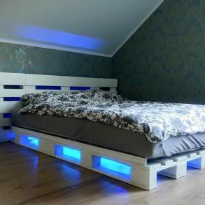 Легло от палети с вградено осветление - защо пък не?