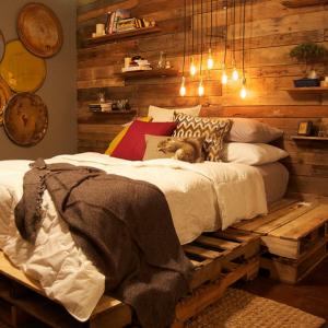 Съчетайте универсалното легло от палети с впечатляваща стенна декорация
