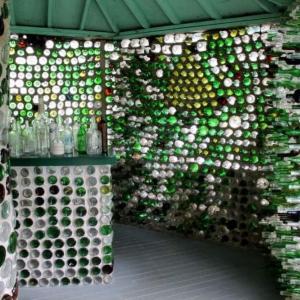 Механата от стъклени бутилки