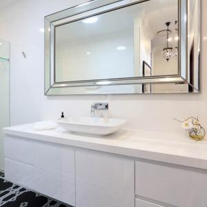 Придайте завършеност на помещението с класически огледала за баня с рамка