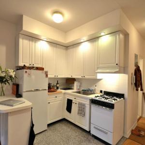 Оборудвайте малката кухня с практичен плафон