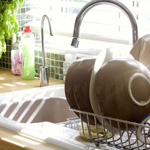 2. Измивайте кухненските съдове след всяко ядене