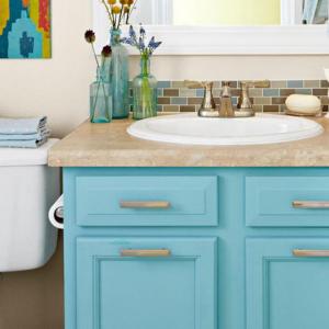 Насочете вниманието към плота с ярки цветове наоколо