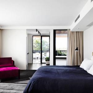 Красива спалня с цветен щрих