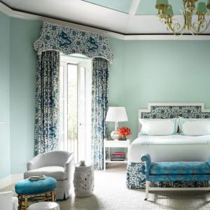 Елегантни сини пердета в спалнята