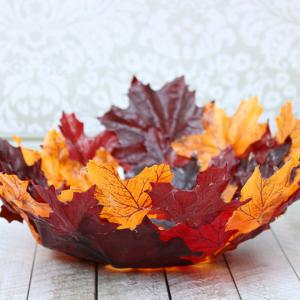 Поставете лакомствата в неповторима купа от истински листа