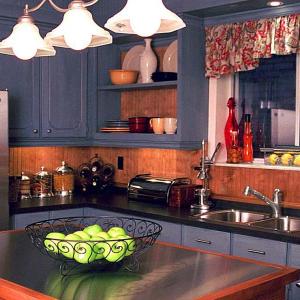 Как съчетаваме тъмно дърво и синьо в малки и големи кухни