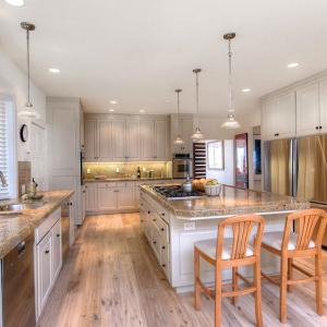 Изчистена и голяма кухня